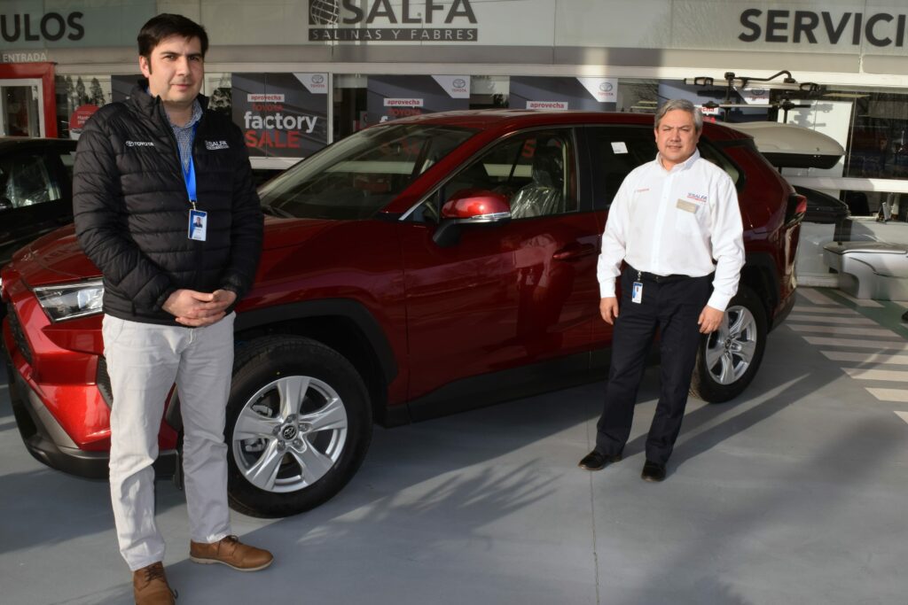 Gerente de ventas Salfa Temuco, Patricio Ávila y Gerente Servicio Toyota Salfa, Yiro Kuramochi, junto al nuevo RAV 4.